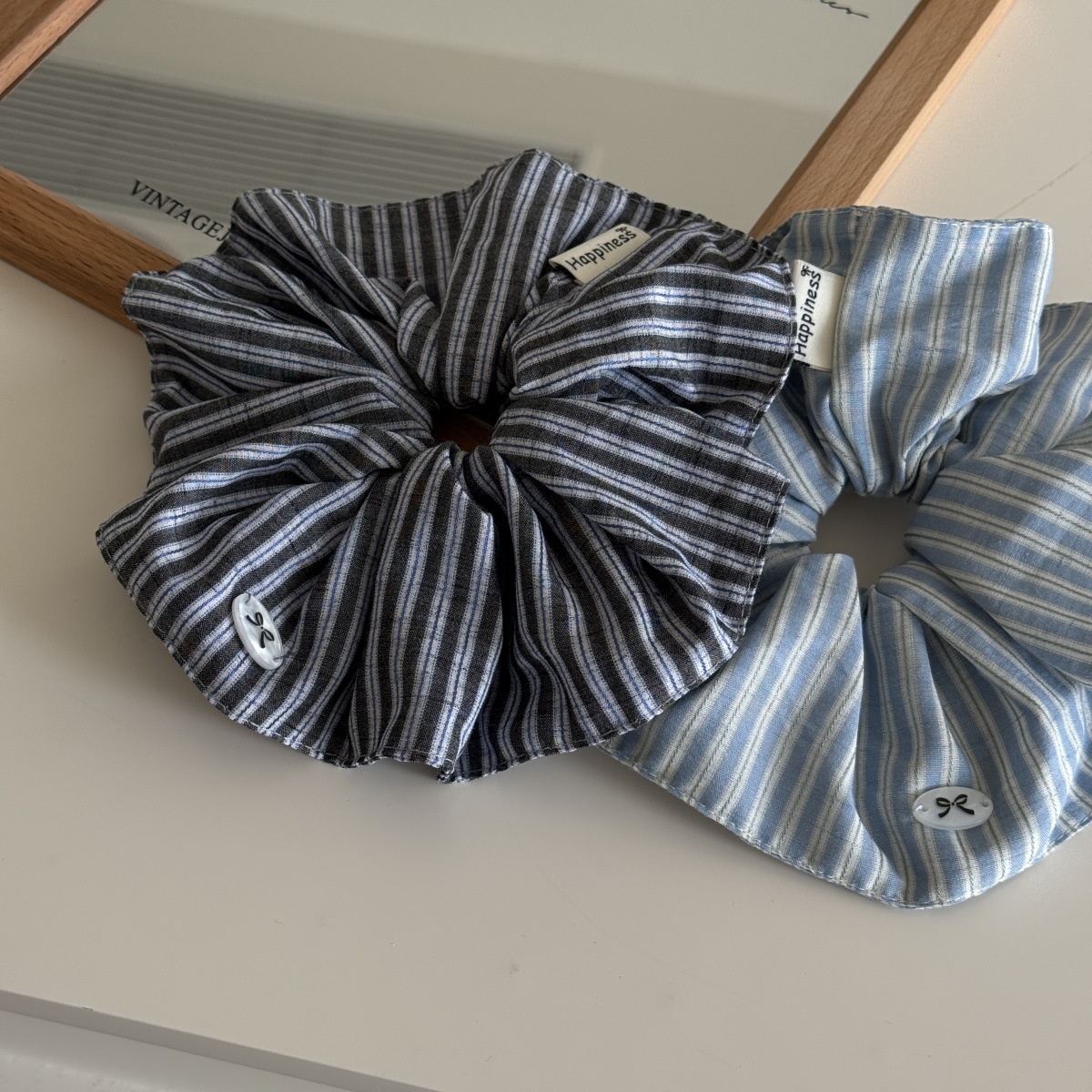Blaue einfarbige Seidenhaarbän – Silk Tie Striped Bewertung und Preis